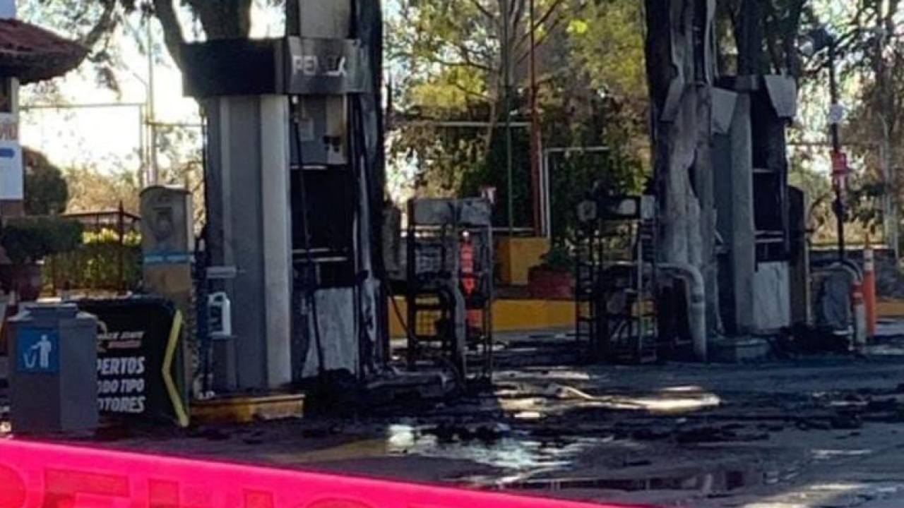 Hombres armados llegaron hasta los establecimientos, ubicados en la salida a Morelia y les prendieron fuego.