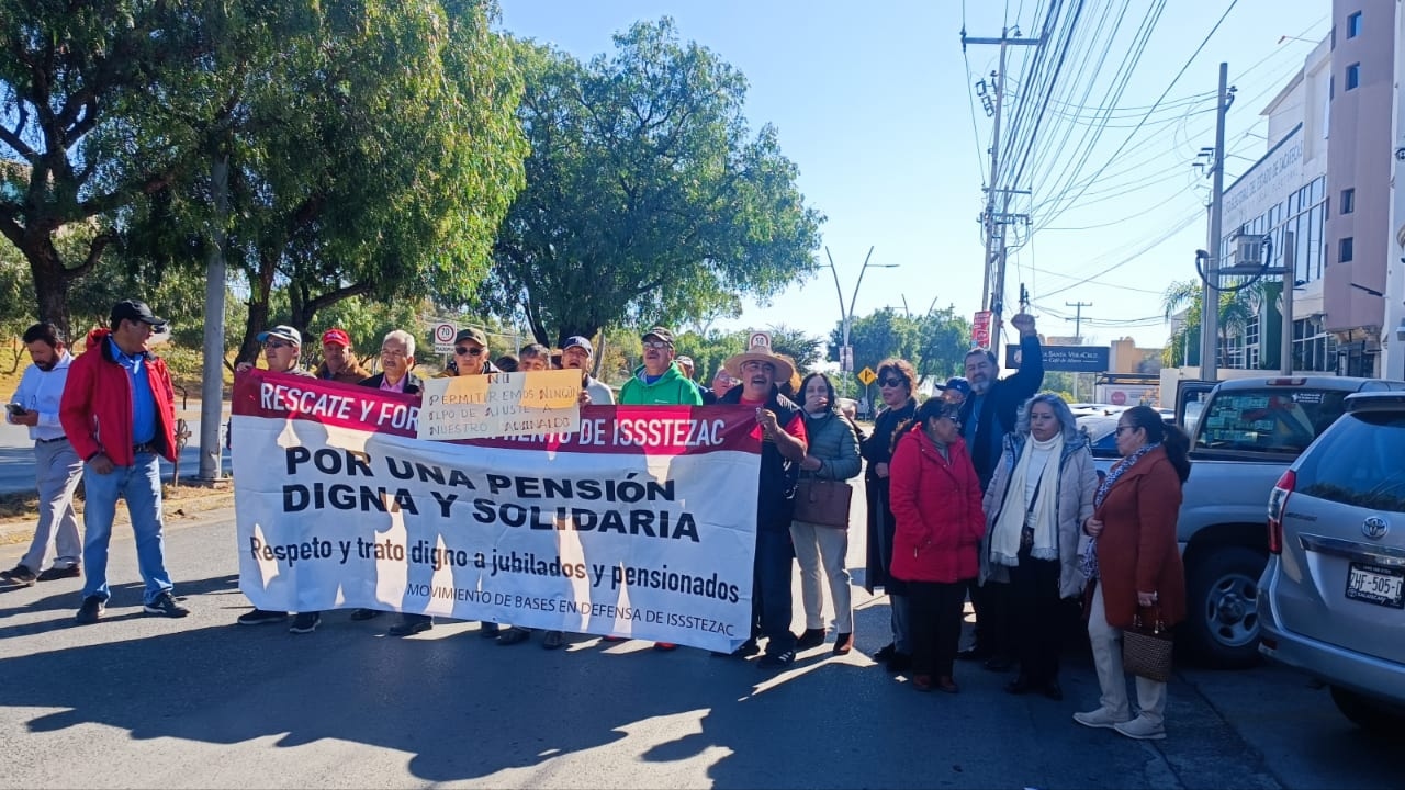 Jubilados del ISSSTEZAC protestan