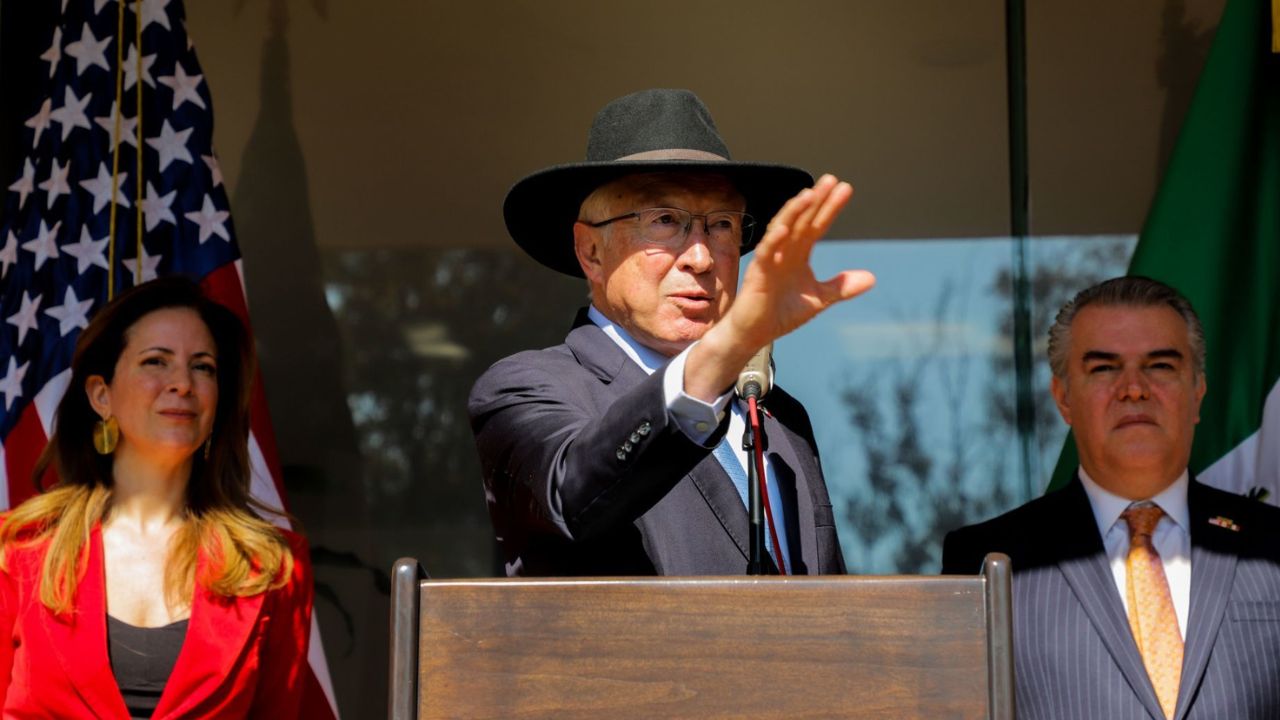 Ken Salazar en conferencia de prensa