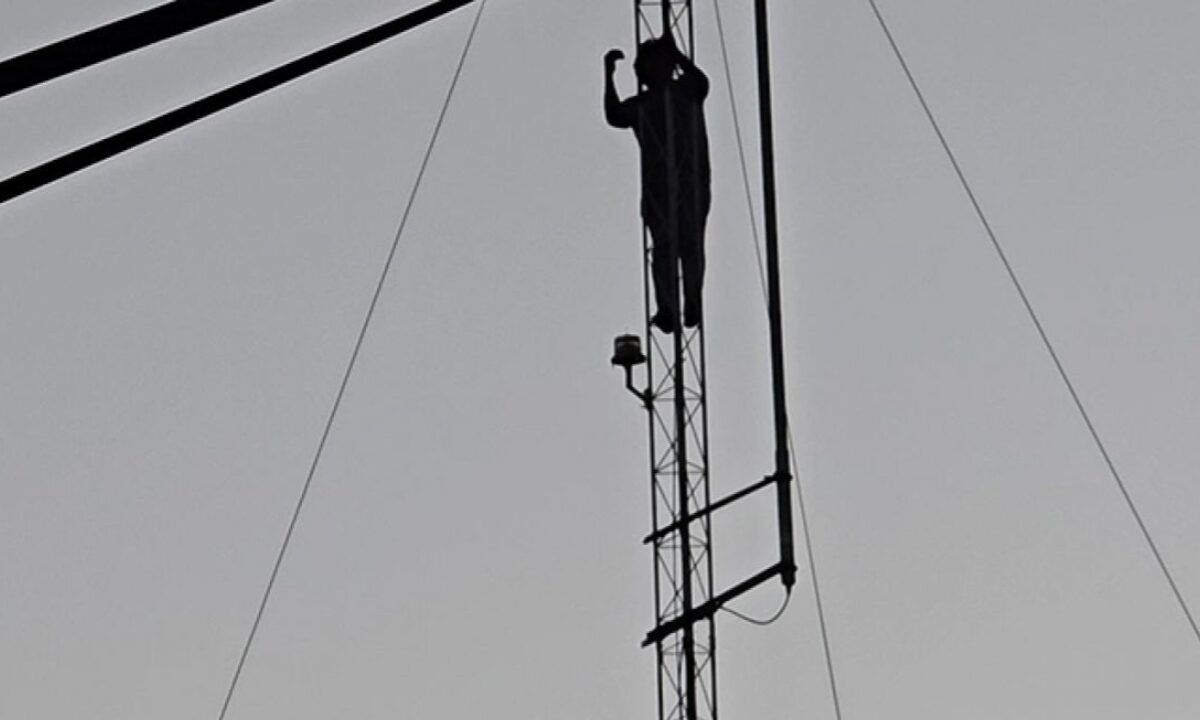 Ladrón permanece 21 horas en antena para evitar arresto