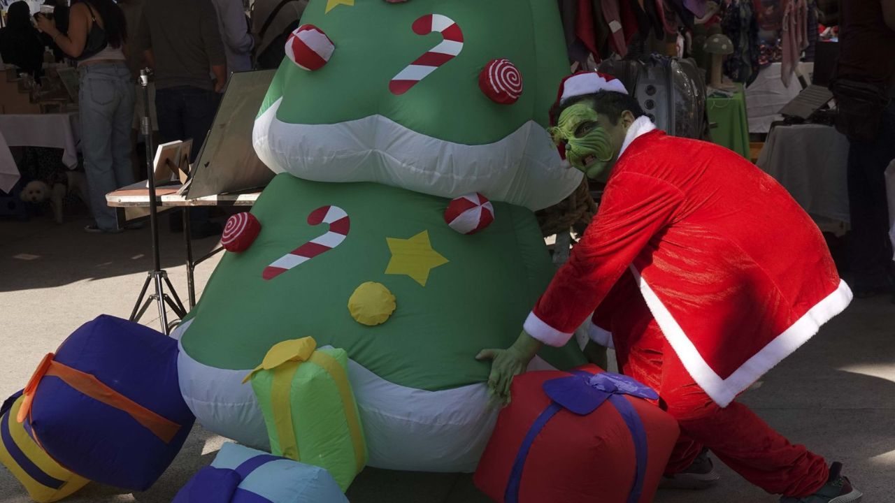 Marcha alusiva al El Grinch en CDMX