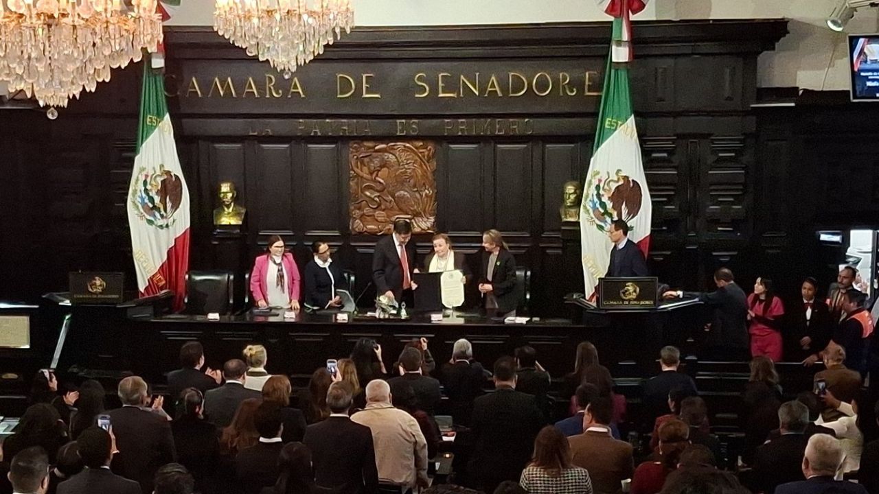 Ninfa Deándar recibe la Medalla "Belisario Domínguez"