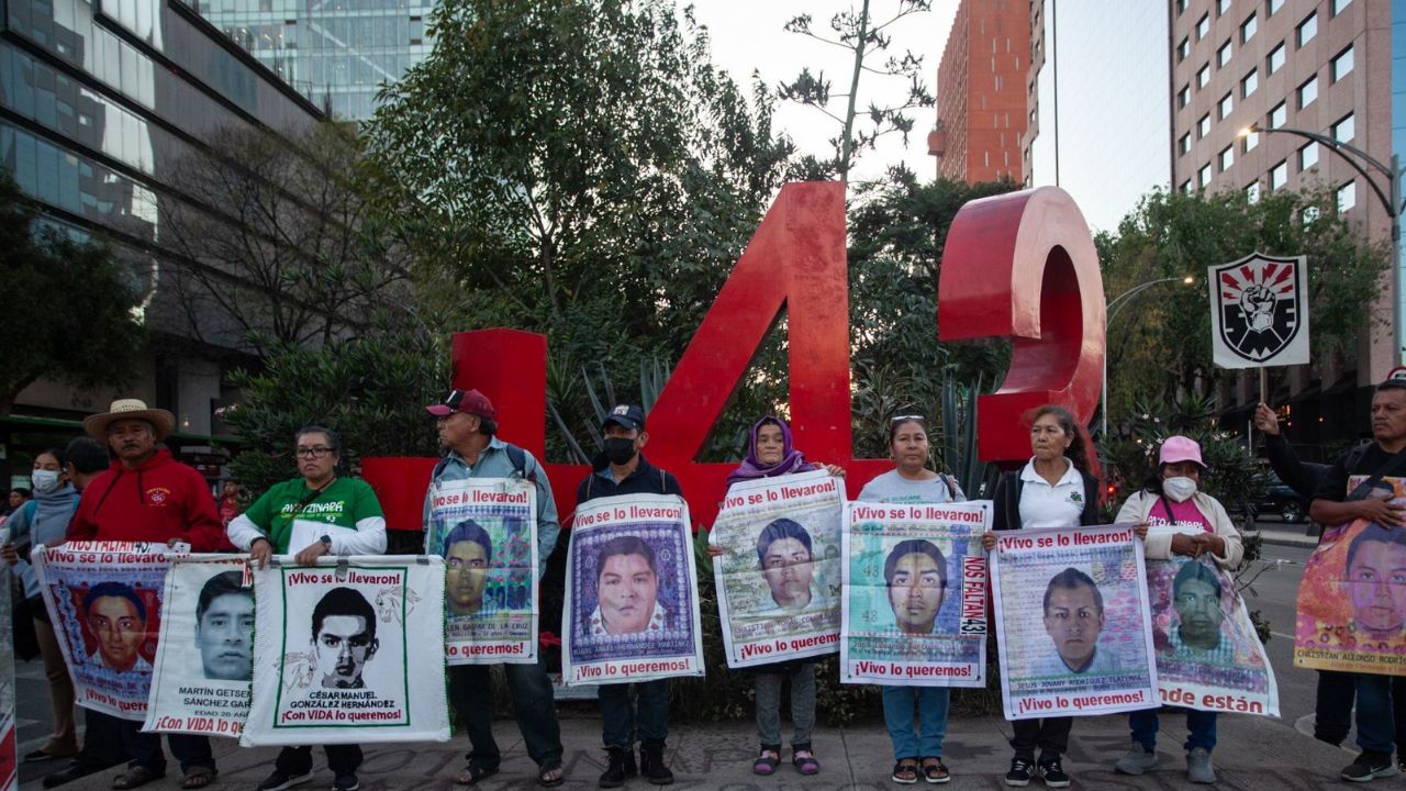 Padres de Normalistas de Ayotzinapa en CDMX