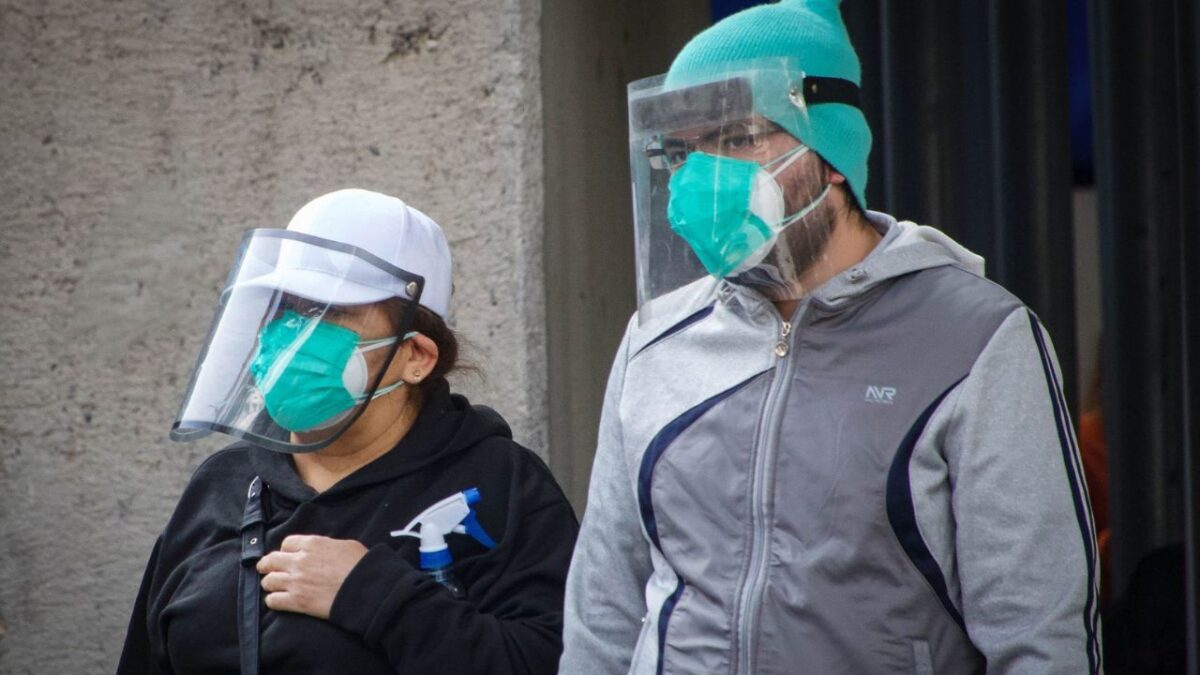 Mexicanos portando cubrebocas durante la pandemia del COVID-19 que afectó a todo el mundo.