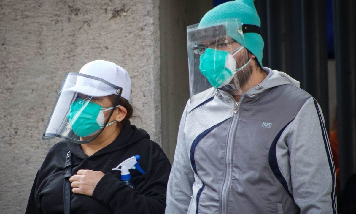 Mexicanos portando cubrebocas durante la pandemia del COVID-19 que afectó a todo el mundo.