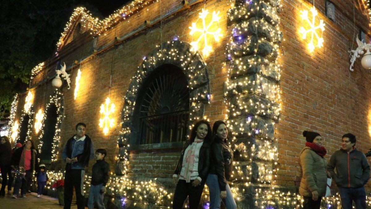 Cientos de familias visitaron la Villa Iluminada ubicada en el corredor turístico Atlixco. Puebla