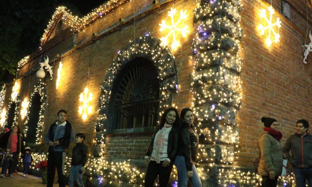 Cientos de familias visitaron la Villa Iluminada ubicada en el corredor turístico Atlixco. Puebla