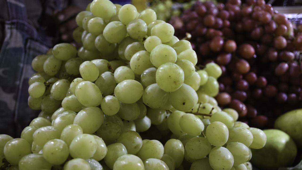 Uno de los rituales más populares en México es: comerse 12 uvas para recibir el Año Nuevo.