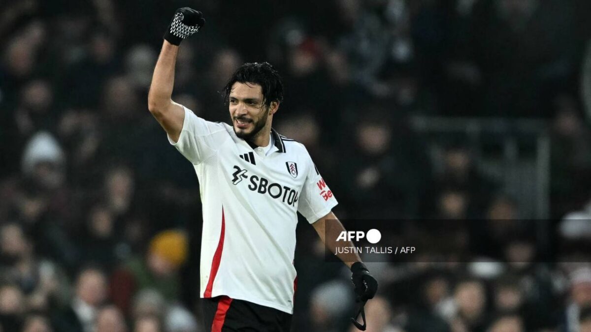 Raúl Jiménez marca gol con el Fulham