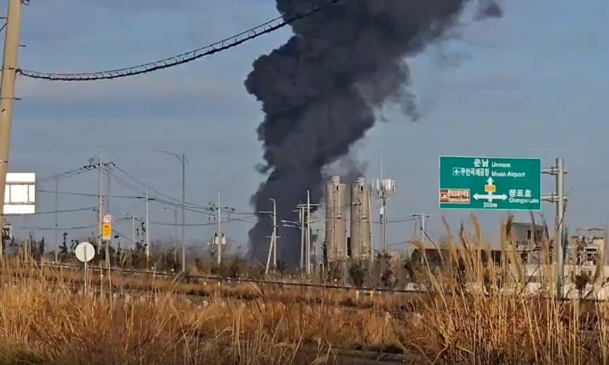 Agencia de noticias reporta la caída de un avión de pasajeros en Corea del Sur.