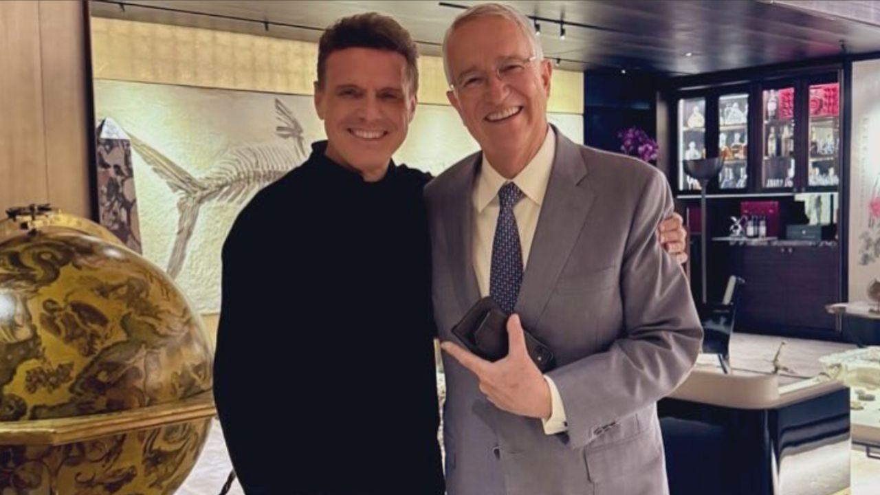 Luis Miguel y Ricardo Salinas Pliego en una cena en casa del empresario.