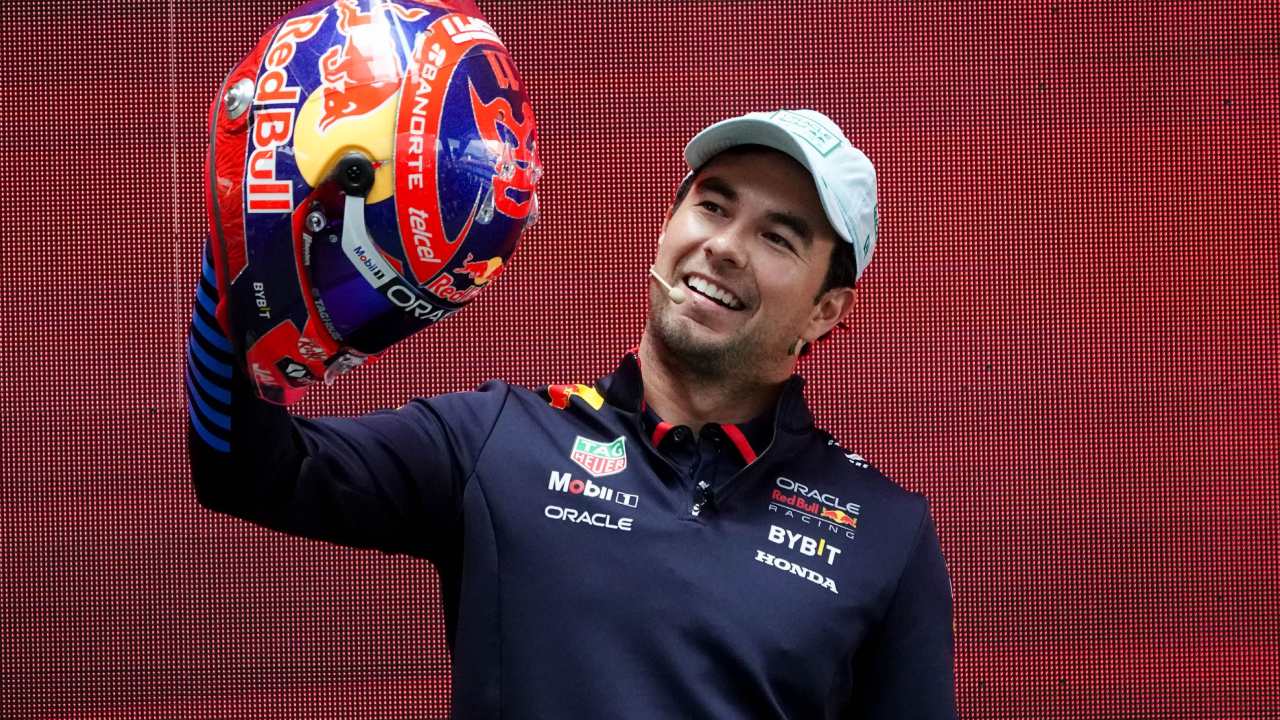 Sergio Pérez continuará con la escudería de Red Bull para 2025.