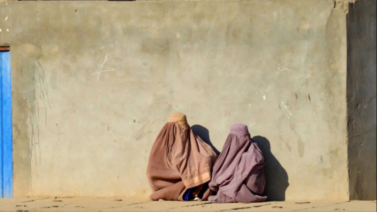 Talibanes prohíben ventanas donde puedan ver a mujeres