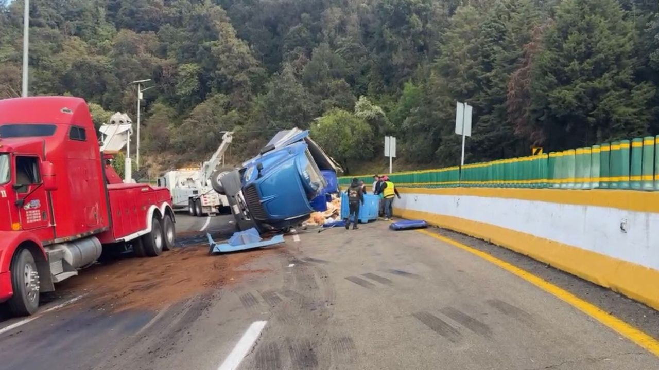 volcadura en la autopista México-Cuernavaca