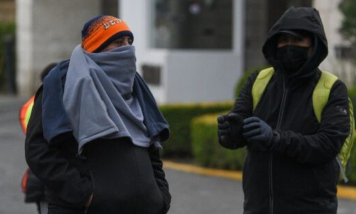 Habitantes de la CDMX se abrigan bien ante las temperaturas bajas que se han presentado