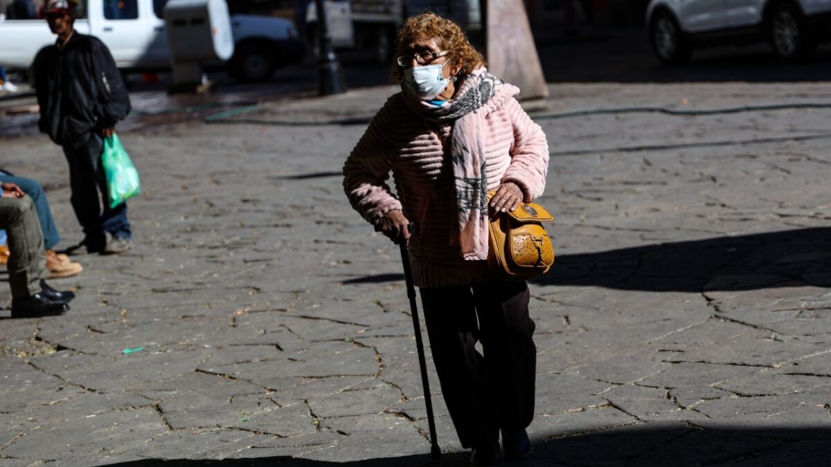 Adulta mayor abrigada por bajas temperaturas