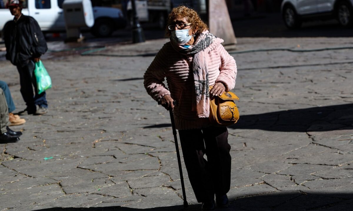 Adulta mayor abrigada por bajas temperaturas