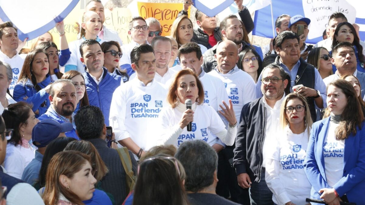 Simpatizantes y militantes del PAN se manifiestan en el Infonavit