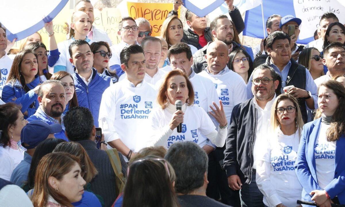 Simpatizantes y militantes del PAN se manifiestan en el Infonavit