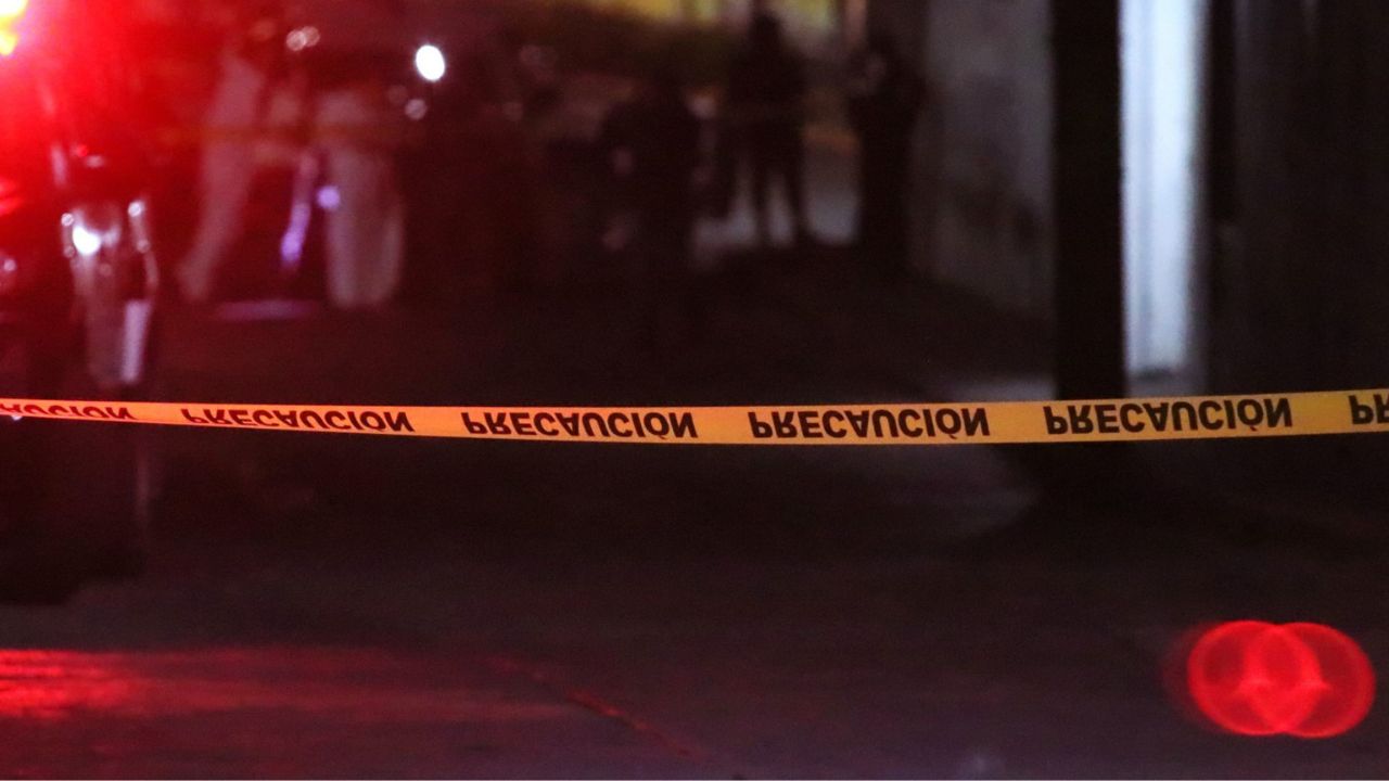 Cinta policiaca resguarda escena de homicidios.