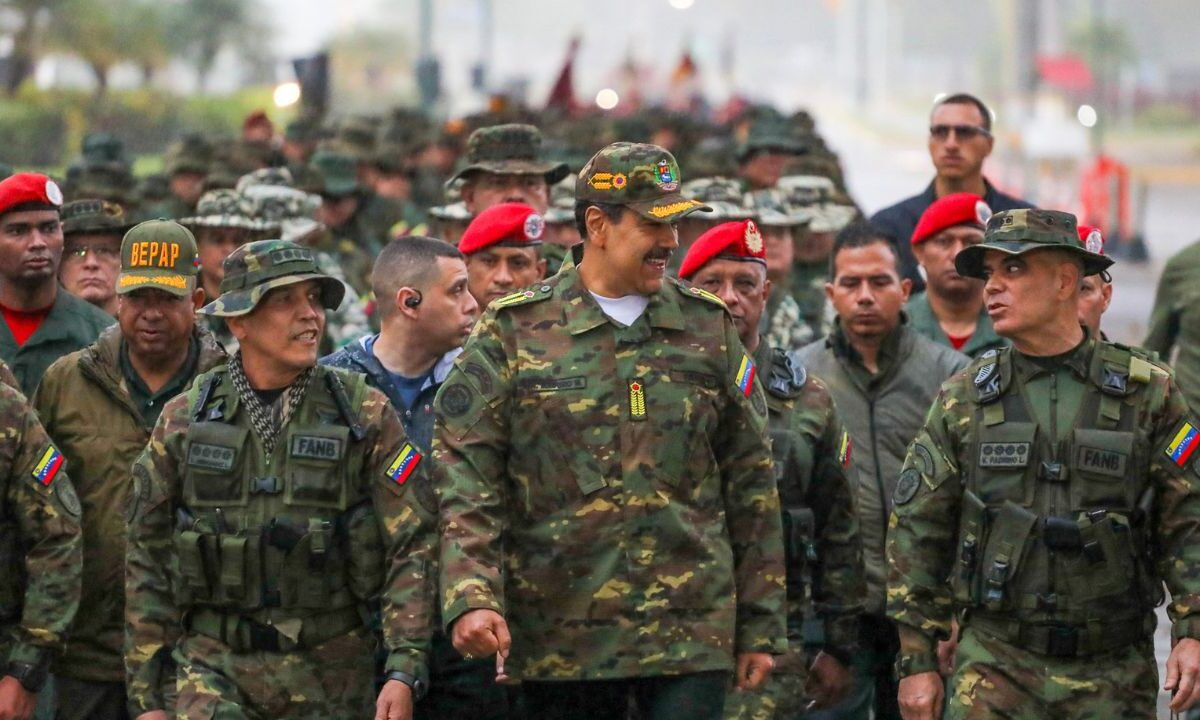 Miles de soldados venezolanos participan en maniobras de entrenamiento en la frontera con Colombia, junto a Maduro