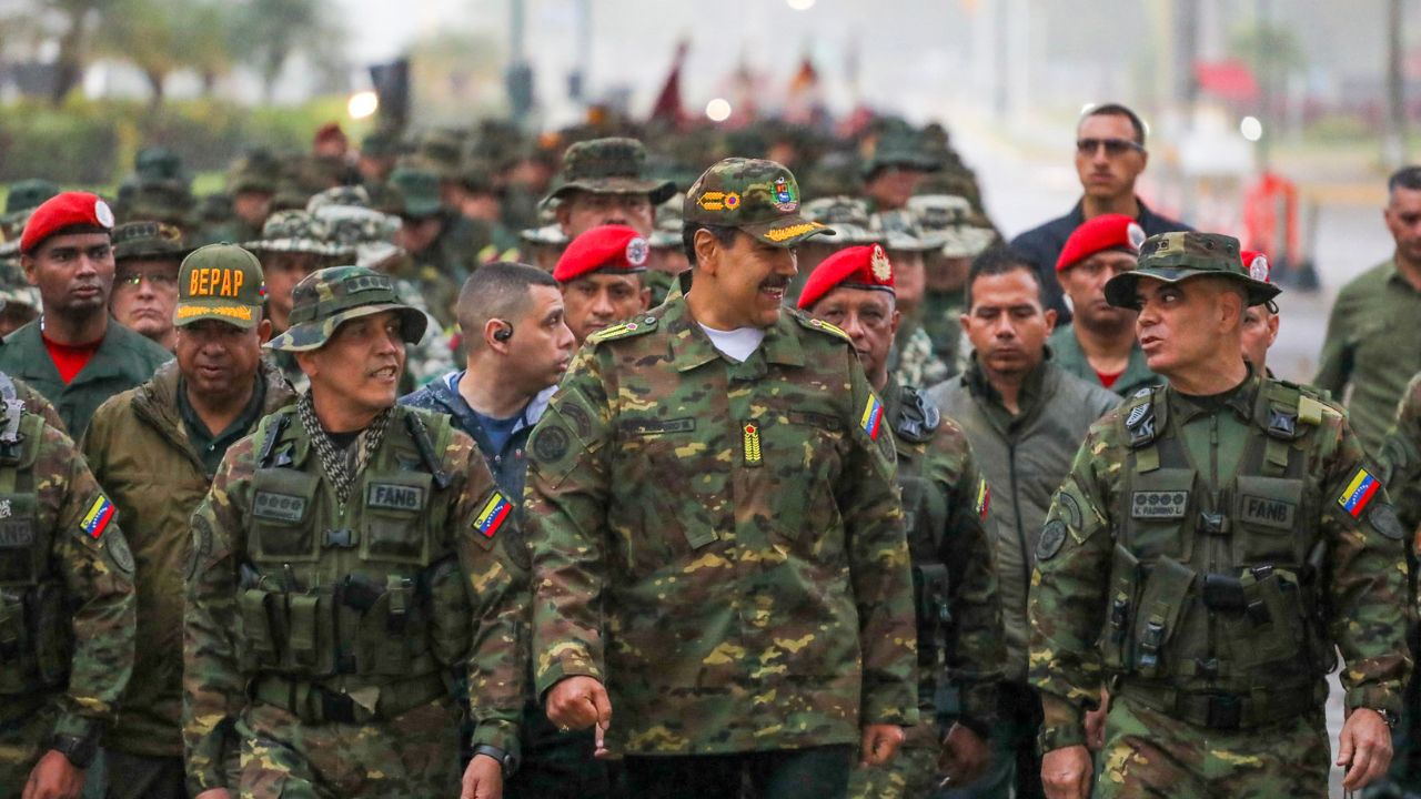 Miles de soldados venezolanos participan en maniobras de entrenamiento en la frontera con Colombia, junto a Maduro