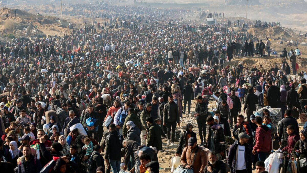 Imágenes muestran columnas de familias cargando pertenencias o empujando carretas por un camino costero, mientras vehículos formaban largas filas en la población de Nuseirat, a la espera de la apertura de vías.