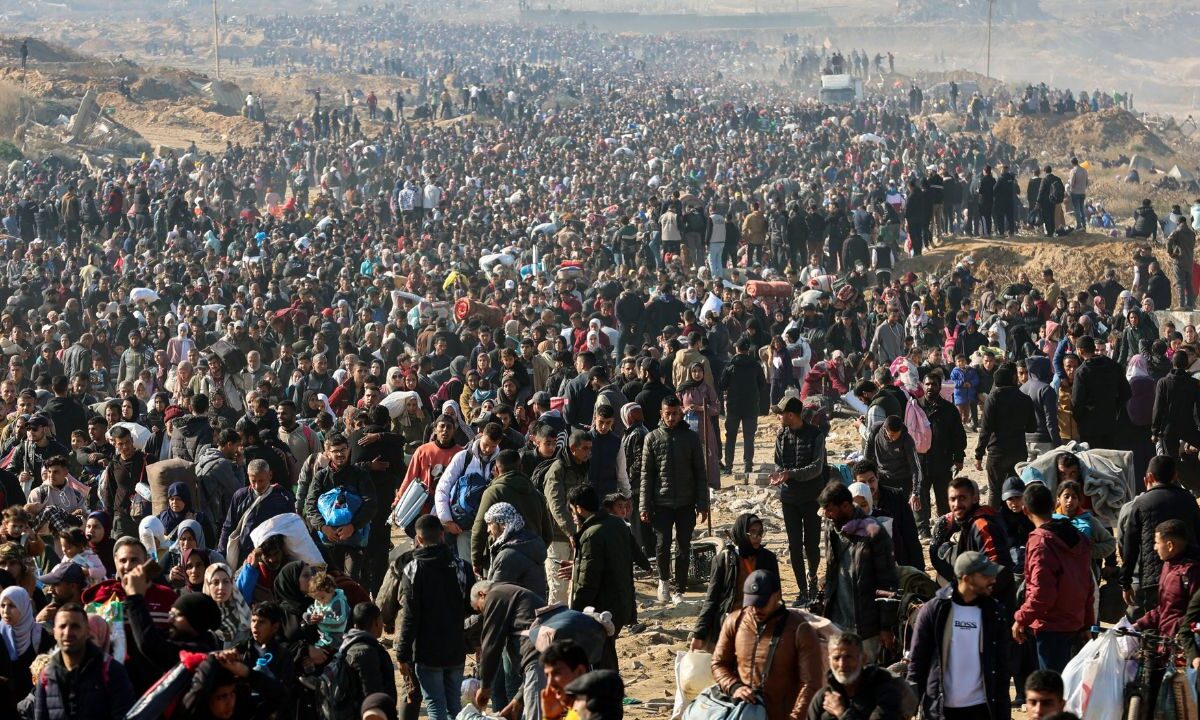 Imágenes muestran columnas de familias cargando pertenencias o empujando carretas por un camino costero, mientras vehículos formaban largas filas en la población de Nuseirat, a la espera de la apertura de vías.