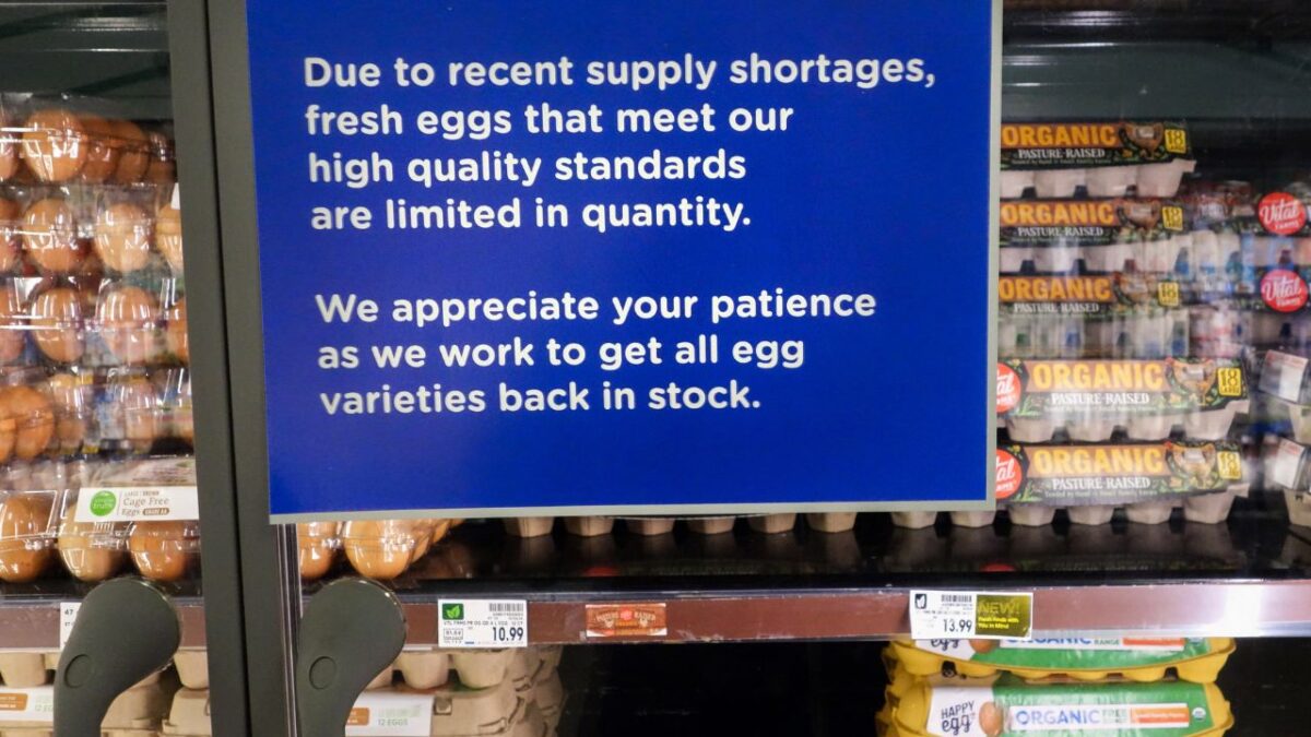 En California, EU, donde existe una alerta por gripe aviar, supermercados han comenzado a limitar la venta de huevo. 