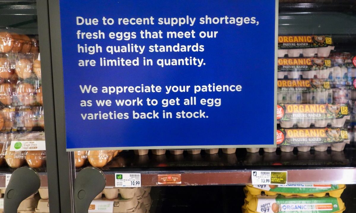 En California, EU, donde existe una alerta por gripe aviar, supermercados han comenzado a limitar la venta de huevo. 