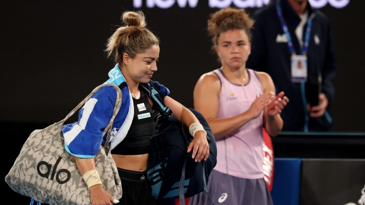 Jasmine Paolini aplaude mientras la mexicana Renata Zarazua (izq.) sale de la cancha