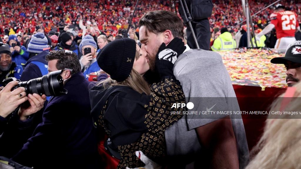 Foto: AFP/ Beso de celebración entre Taylor Swift y Travis Kelce