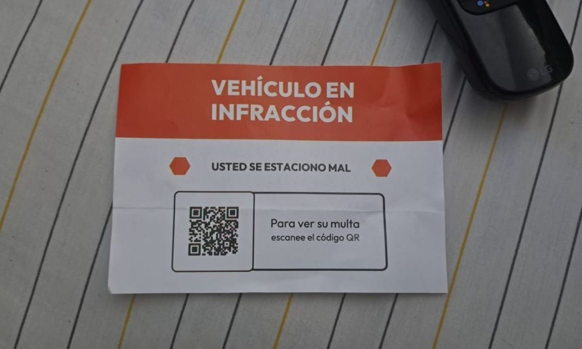 Elementos de la Secretaría de Seguridad Ciudadana conminan a la población a no abrir códigos en las calles o que sean sospechosos.