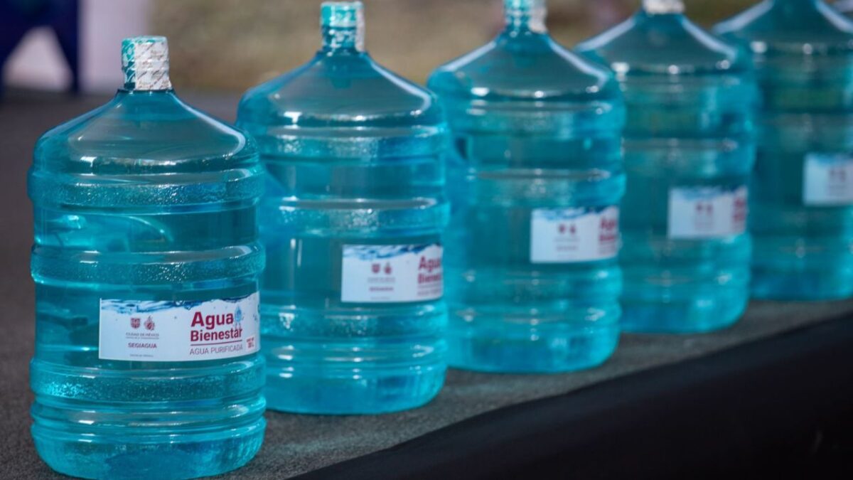 Garrafones de agua purificada del programa Agua Bienestar de la Ciudad de México.