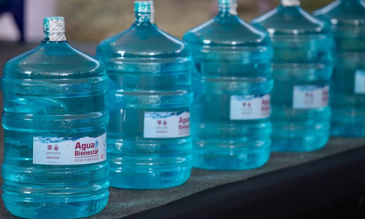 Garrafones de agua purificada del programa Agua Bienestar de la Ciudad de México.