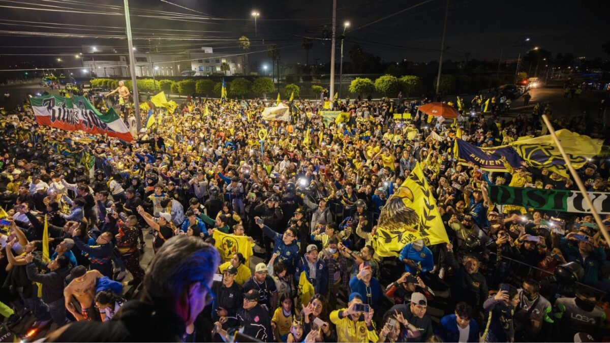 Las Águilas del América realizaron un desfile simbólico por los alrededores del Estadio Azteca.