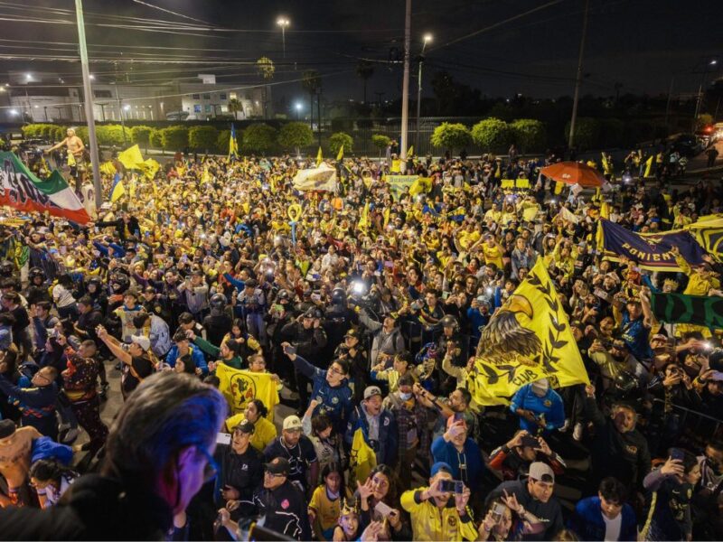 América celebra su tricampeonato afuera del Estadio Azteca