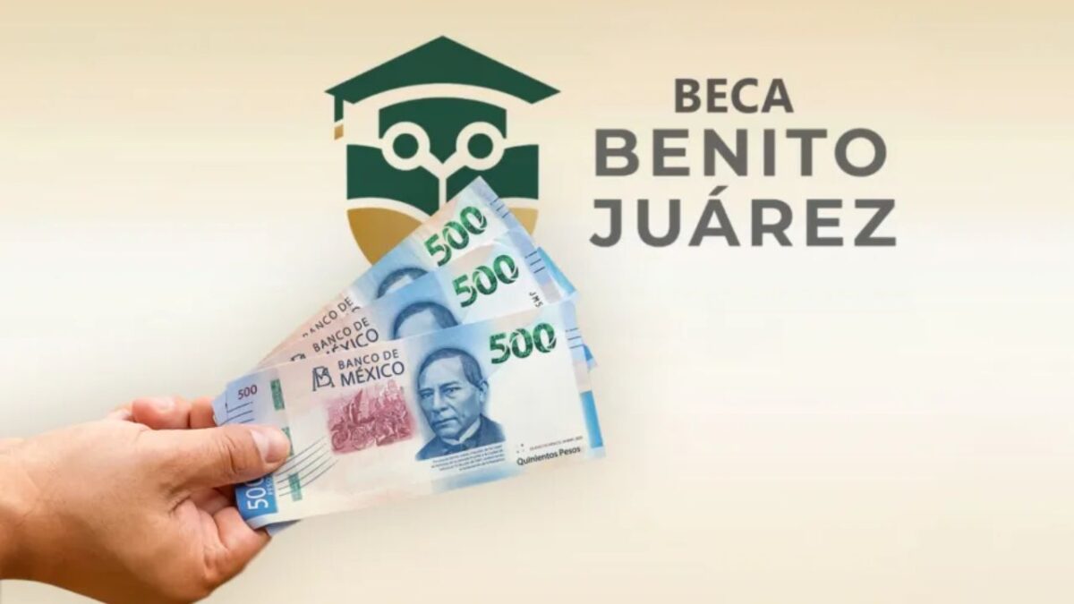 Billetes de mil pesos en mano y de fondo el logo de Beca Benito Juárez.