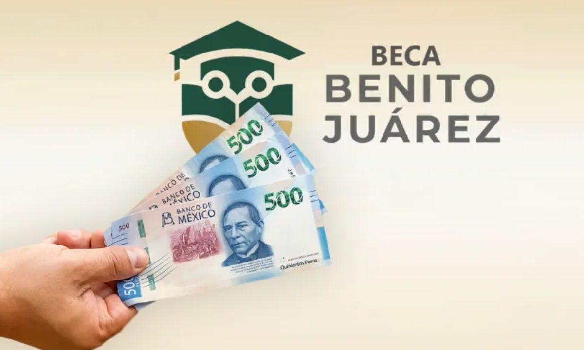 Billetes de mil pesos en mano y de fondo el logo de Beca Benito Juárez.