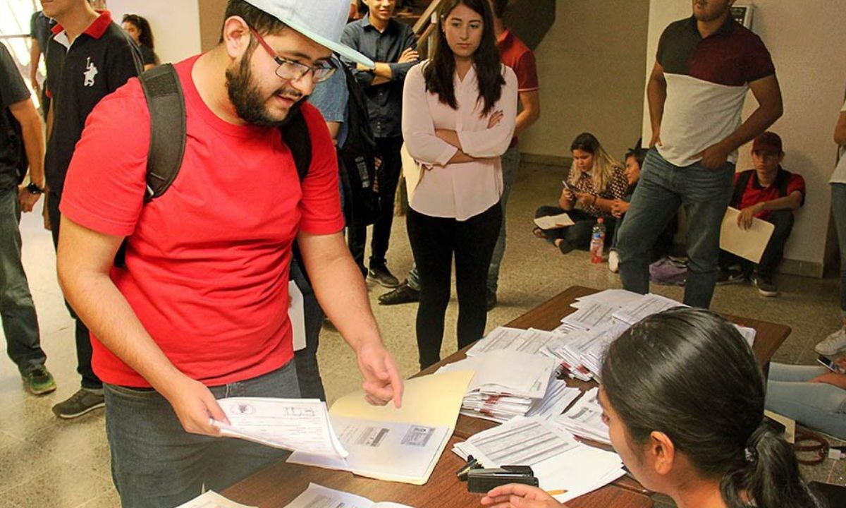 Estudiantes realizando trámite de la Beca de Educación Superior.