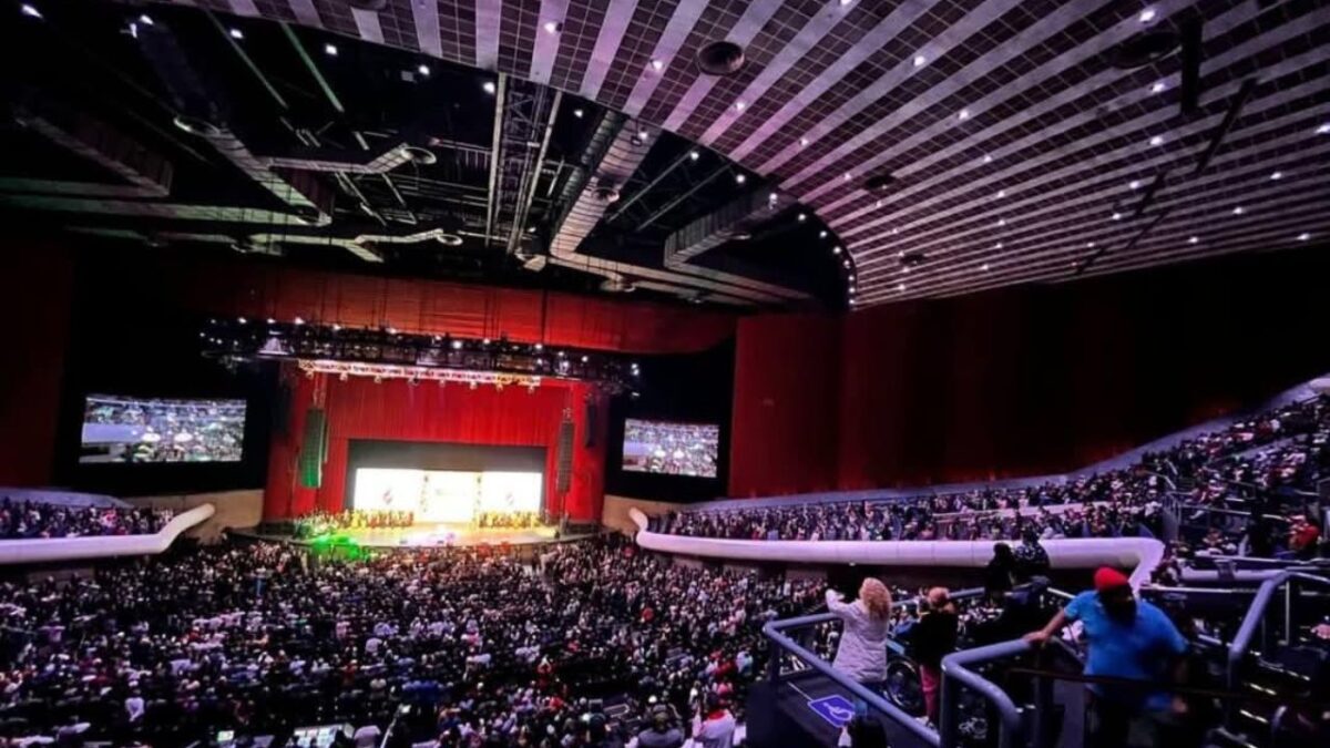 Arropada por integrantes de su gabinete y habitantes de la ciudad, desde el Auditorio Nacional, la jefa de Gobierno presentó un informe por sus primeros 100 días de gestión.