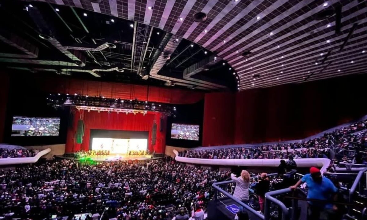 Arropada por integrantes de su gabinete y habitantes de la ciudad, desde el Auditorio Nacional, la jefa de Gobierno presentó un informe por sus primeros 100 días de gestión.