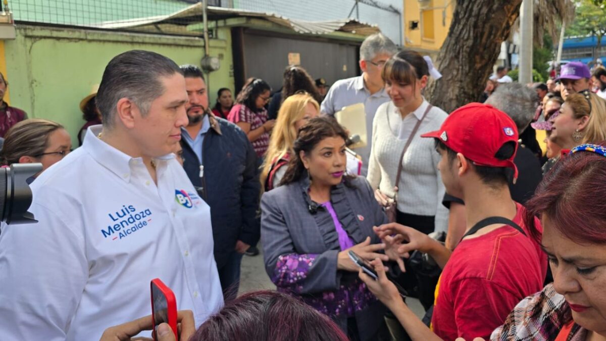 Clara Brugada, jefa de Gobierno de la CDMX, visitó a vecinos de la colonia Portales para dar a conocer el programa Casa por Casa.