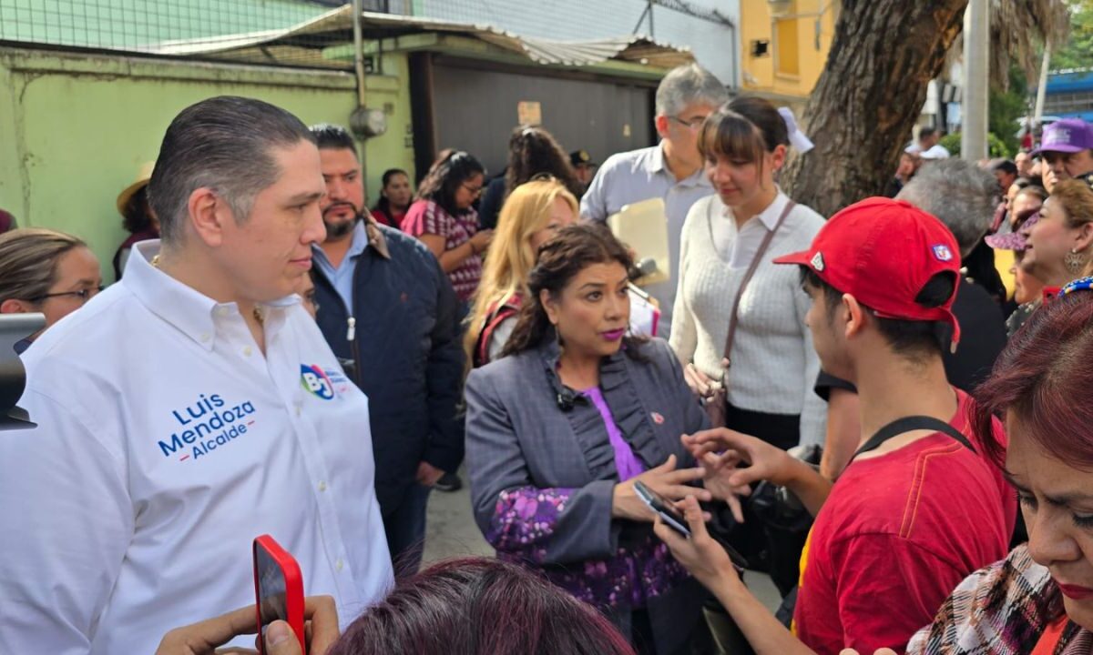 Clara Brugada, jefa de Gobierno de la CDMX, visitó a vecinos de la colonia Portales para dar a conocer el programa Casa por Casa.