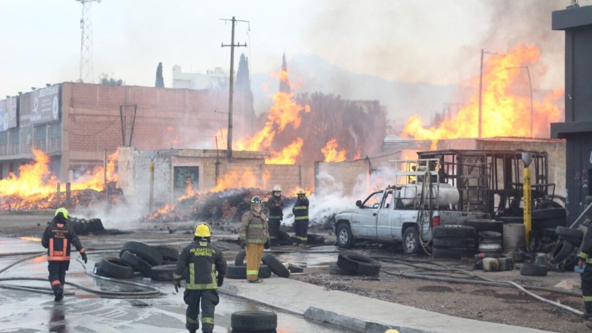 Bomberos combaten incendio cercano a la Central de Abasto de Puebla.