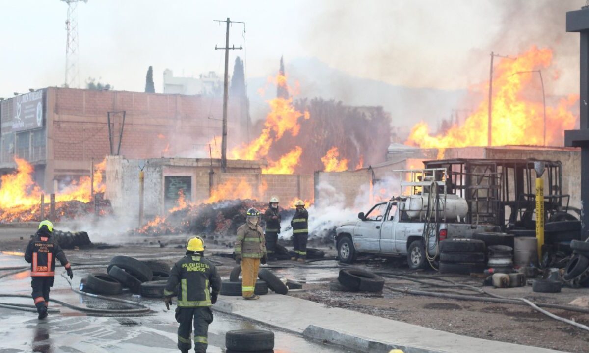 Bomberos combaten incendio cercano a la Central de Abasto de Puebla.