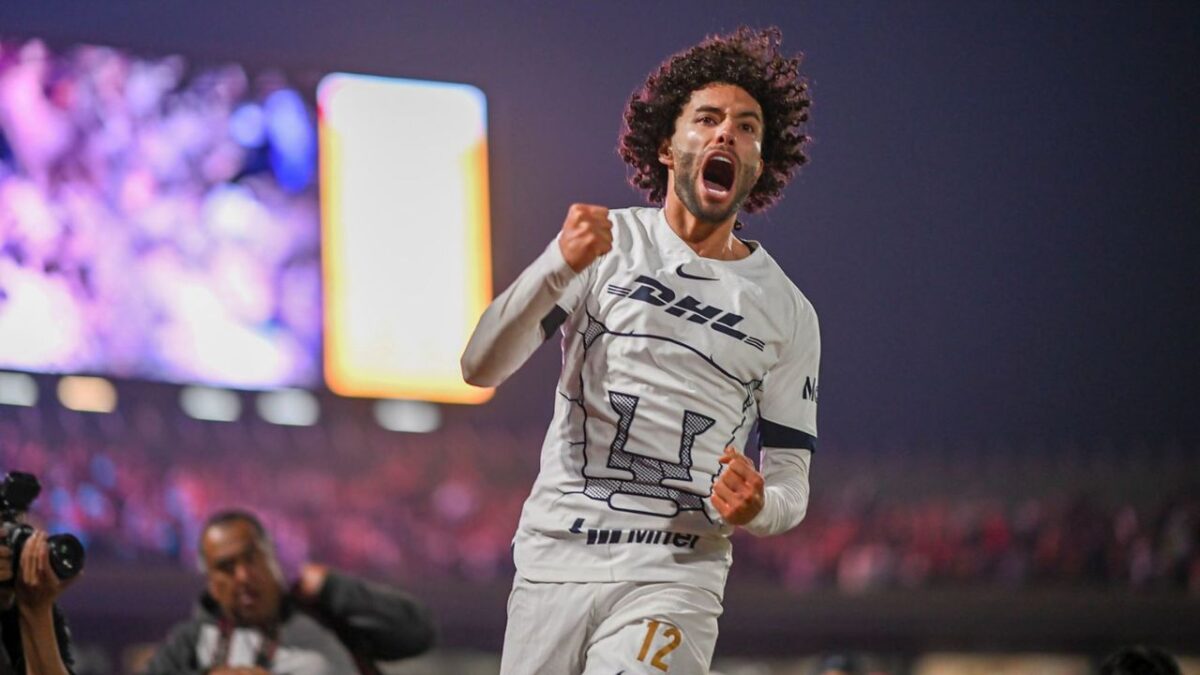 Chino Huerta celebrando un gol en Ciudad Universitaria.