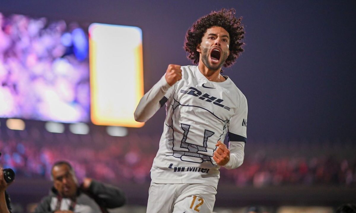 Chino Huerta celebrando un gol en Ciudad Universitaria.