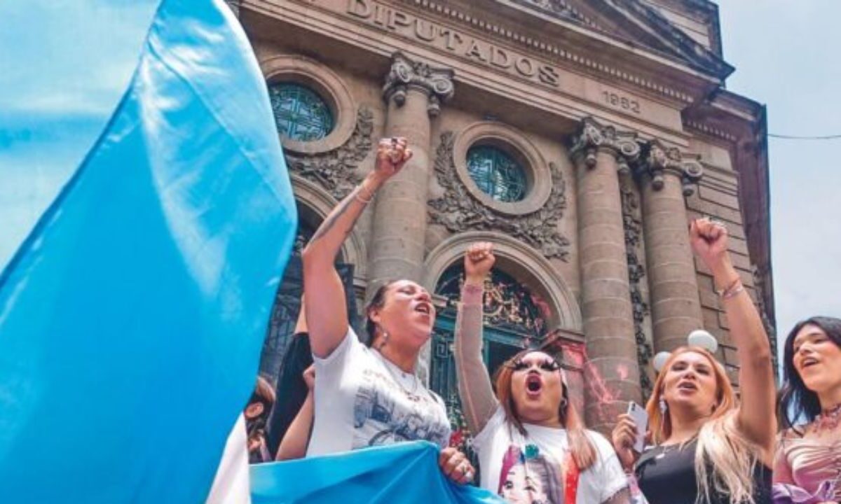 Mujeres trans y colectivos celebraron en las calles.