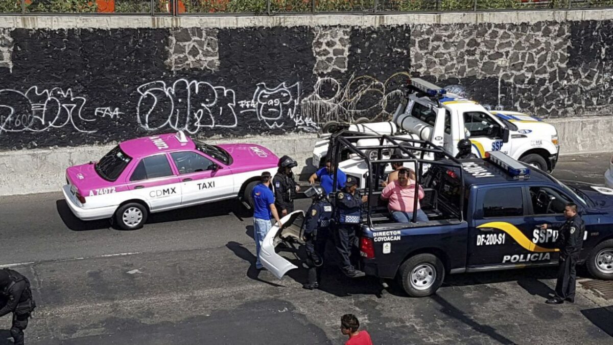 Policías de Tránsito de la Secretaría de Seguridad Ciudadana llevando un vehículo al corralón.